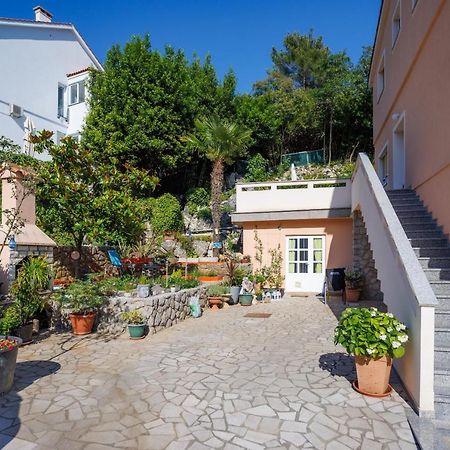 Apartment Studio Close To Sea Krk Town Exterior photo