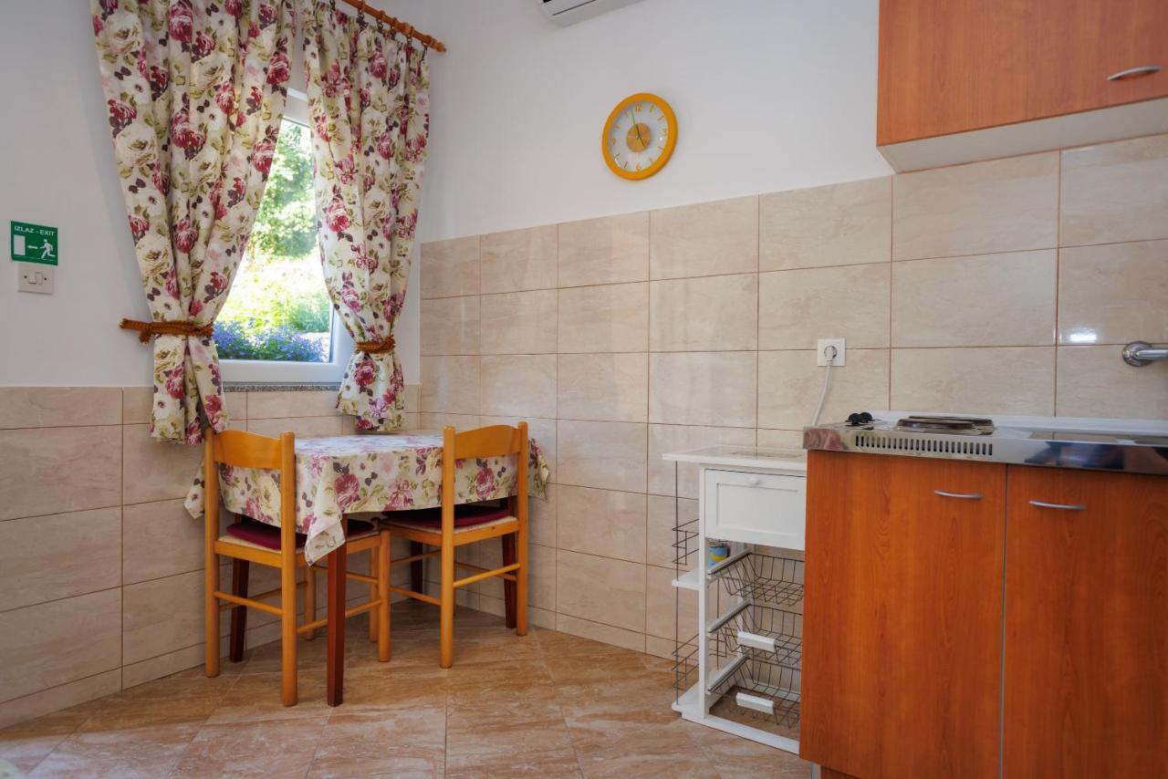 Apartment Studio Close To Sea Krk Town Exterior photo