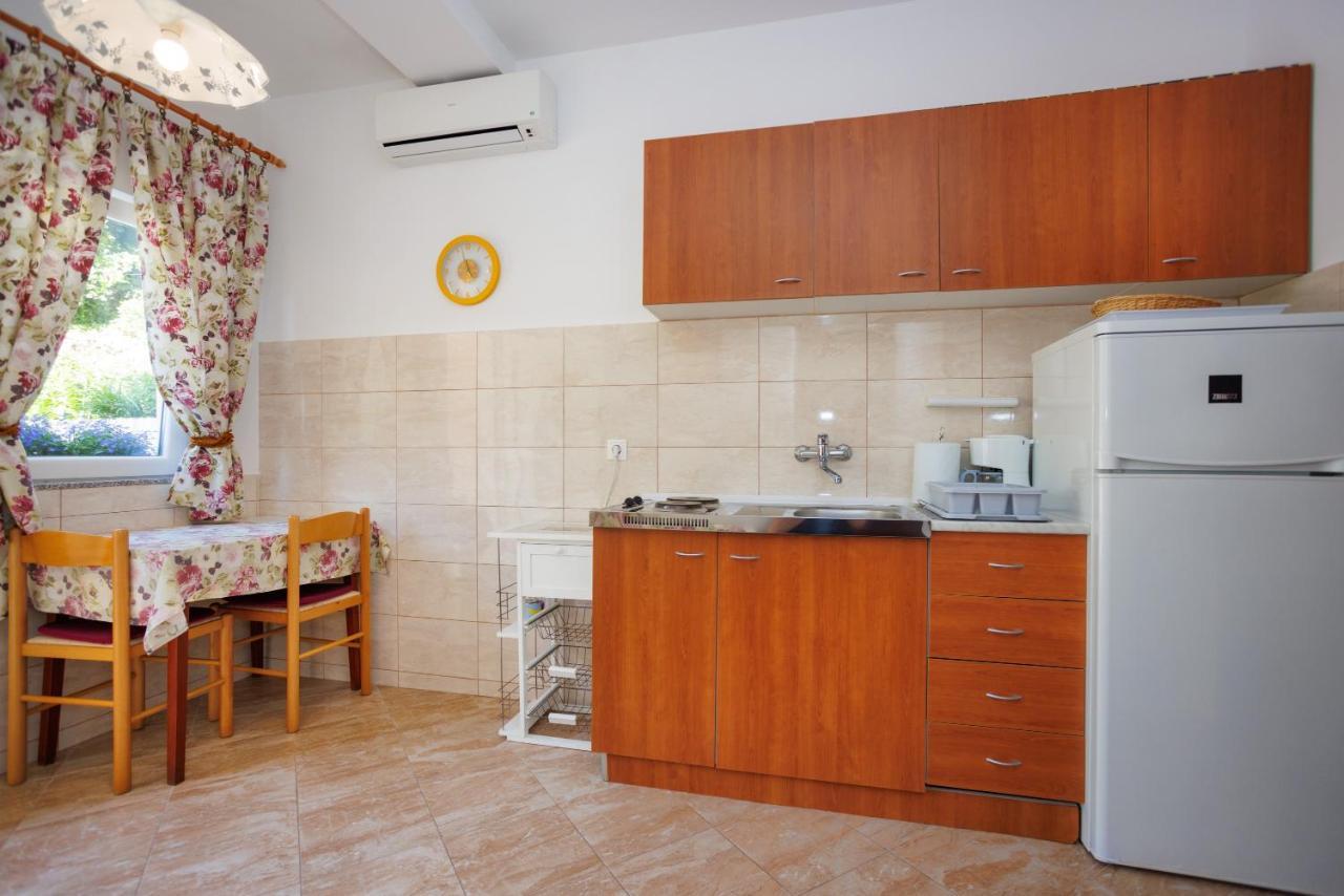 Apartment Studio Close To Sea Krk Town Exterior photo