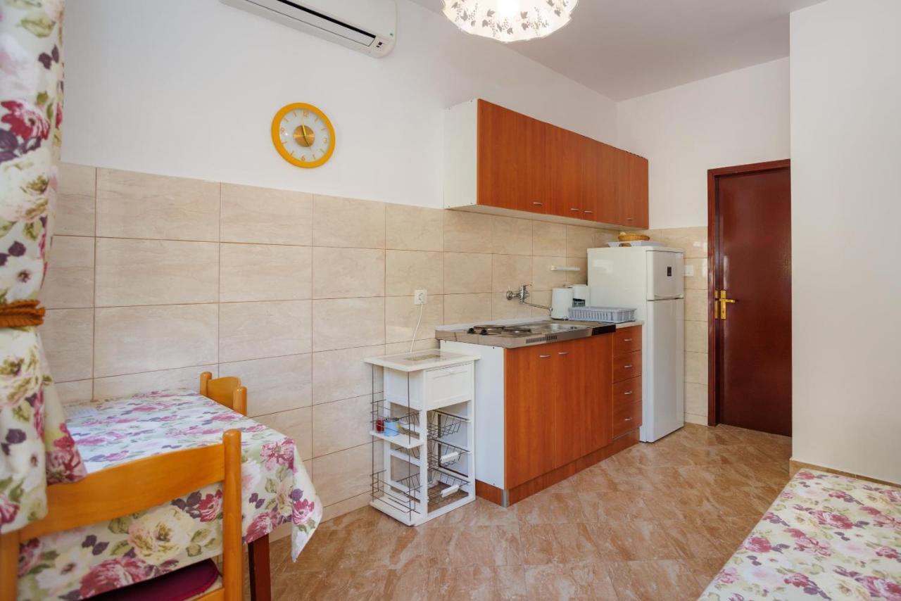 Apartment Studio Close To Sea Krk Town Exterior photo