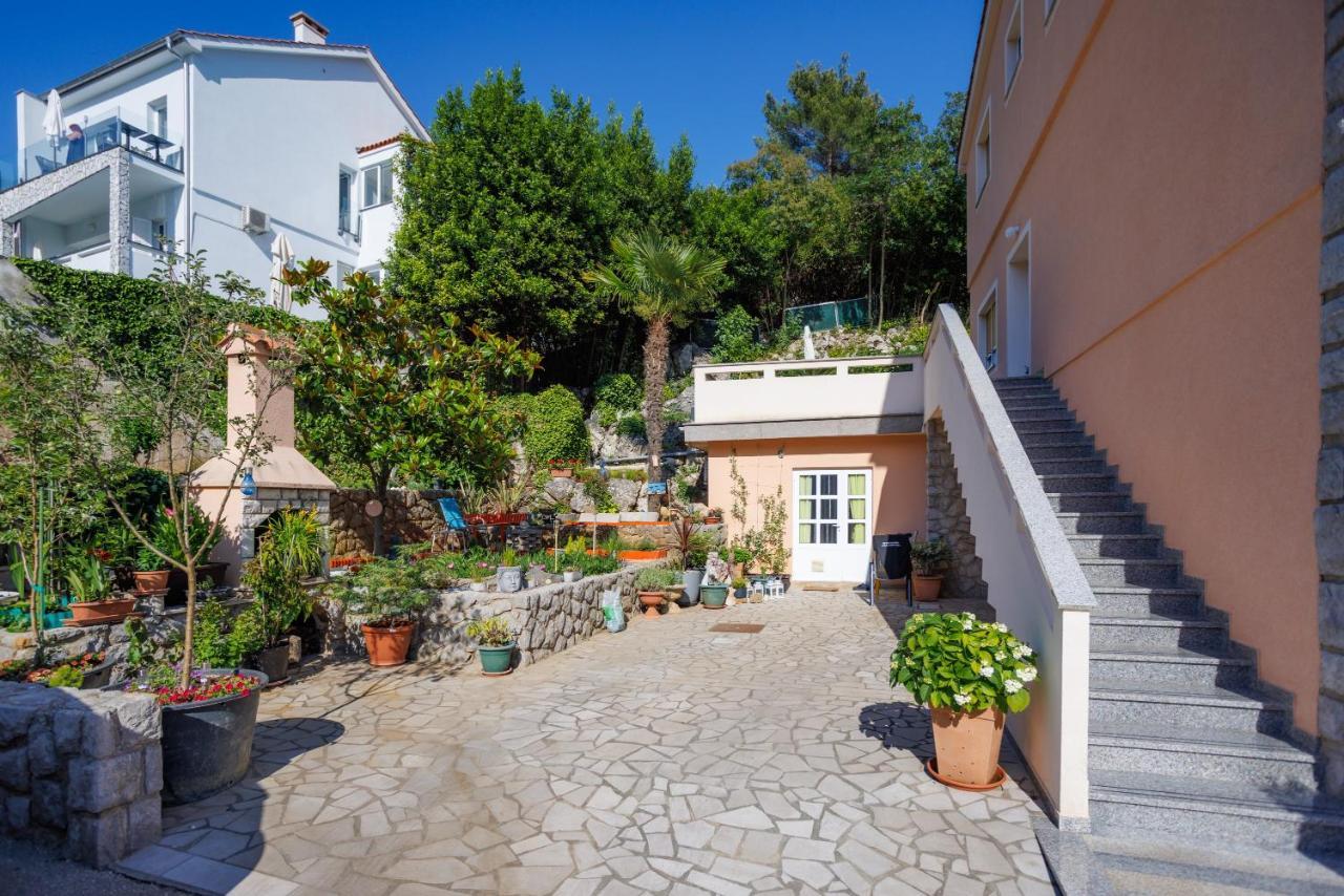 Apartment Studio Close To Sea Krk Town Exterior photo